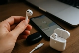 Je linker Airpod stil, kwijt of laadt niet op? zo krijg je hem weer aan de praat